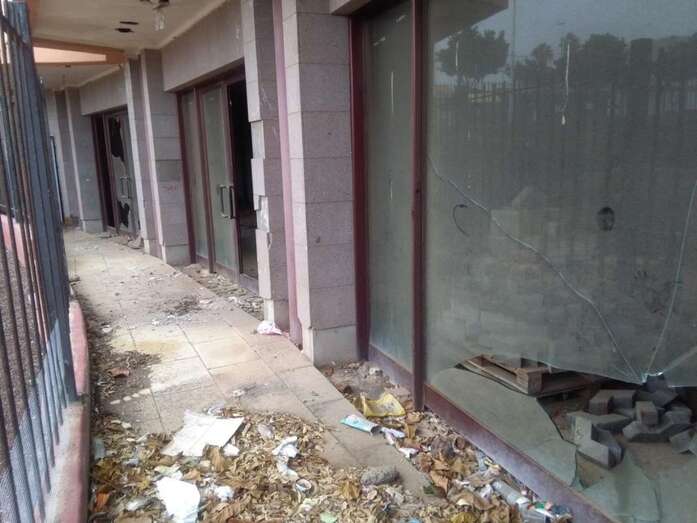 Accesos al centro comercial abiertos y en condiciones deplorables (Foto TA)